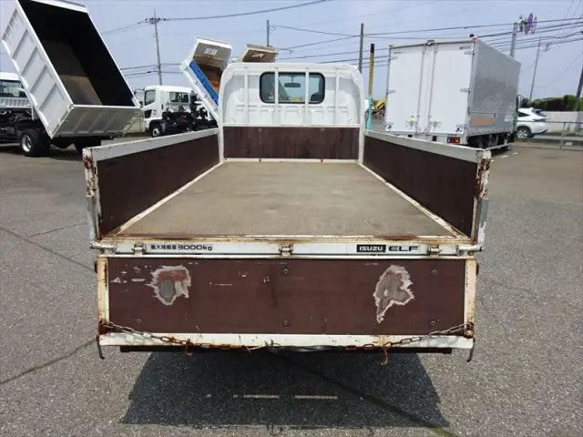 いすゞ エルフ BDG-NKR85A(2WD)の写真12