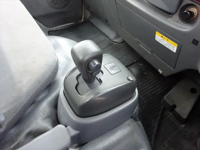 いすゞ エルフ BDG-NKR85A(2WD)の写真21