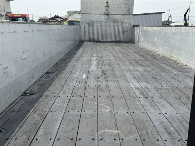 いすゞ ギガ QKG-CYJ77BA(8x4)の写真7