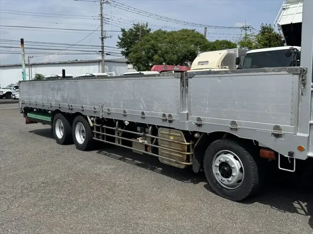 いすゞ ギガ QKG-CYJ77BA(8x4)の写真10