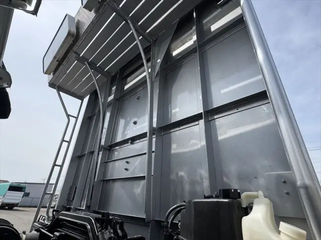 いすゞ ギガ QKG-CYJ77BA(8x4)の写真13
