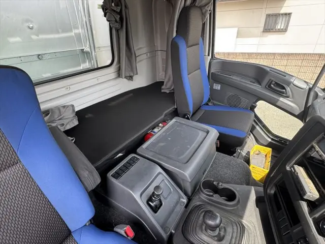 いすゞ ギガ QKG-CYJ77BA(8x4)の写真31