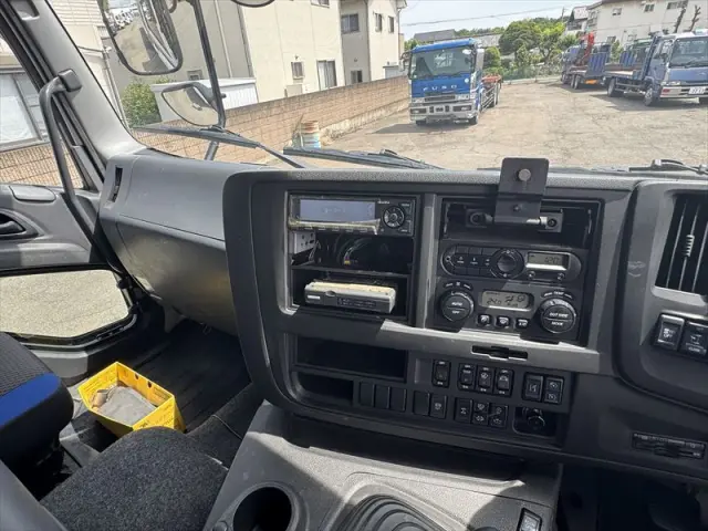いすゞ ギガ QKG-CYJ77BA(8x4)の写真32