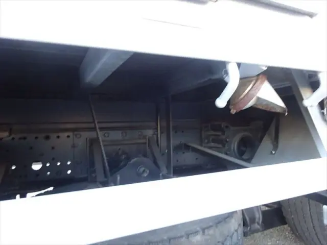 いすゞ フォワード LKG-FTR90T2(2WD)の写真10