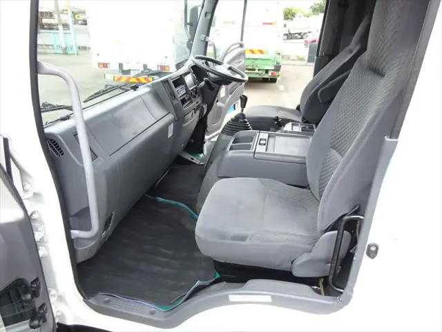 いすゞ フォワード LKG-FTR90T2(2WD)の写真33