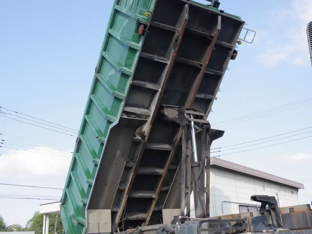 いすゞ ギガ PJ-CYM51P6(6x2)の写真11