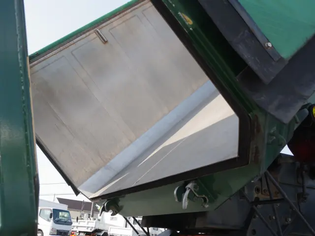 いすゞ ギガ PJ-CYM51P6(6x2)の写真15