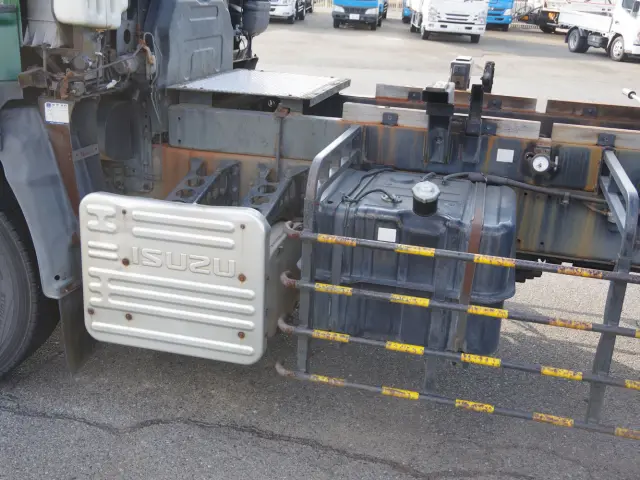 いすゞ ギガ PJ-CYM51P6(6x2)の写真16