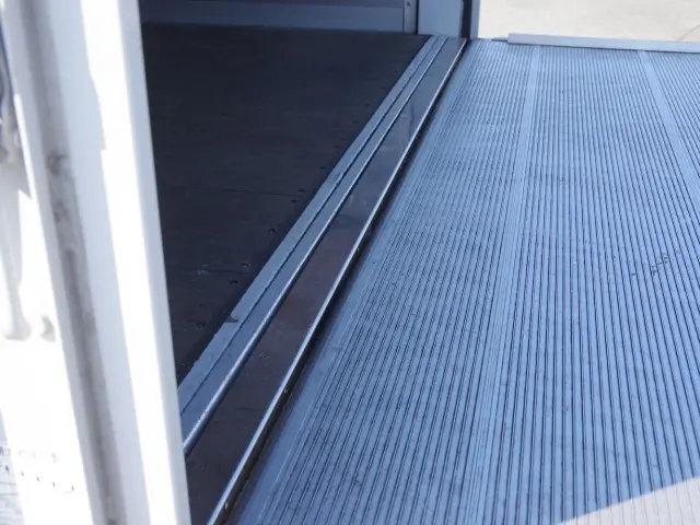 いすゞ フォワード 2RG-FRR90T4(2WD)の写真14