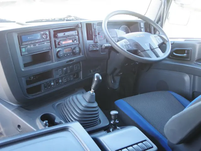 いすゞ ギガ QKG-CYJ77BA(8x4)の写真31