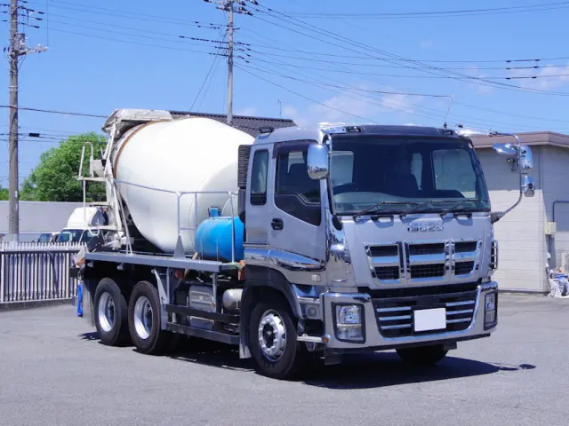 いすゞ ギガ QKG-CXZ77AT(6x4)の写真2