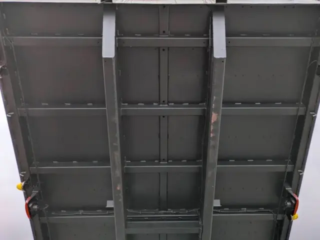 いすゞ ギガ 2PG-CYZ77C(6x4)の写真15