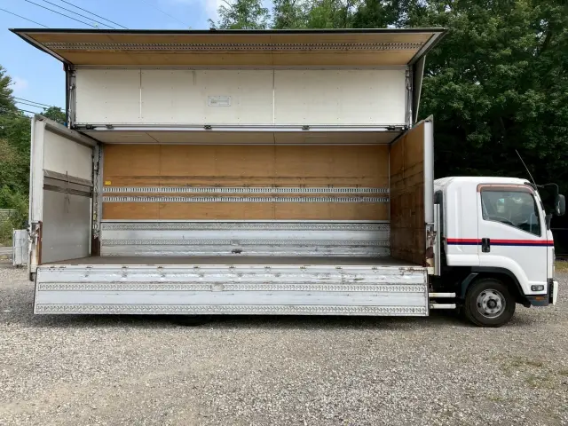 いすゞ フォワード TKG-FRR90T2(2WD)の写真10