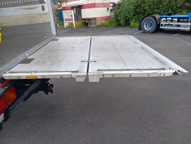 いすゞ フォワード TKG-FRR90S2(2WD)の写真24