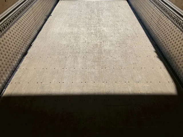 いすゞ フォワード TKG-FRR90S2(2WD)の写真16