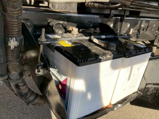 いすゞ エルフ PB-NKR81AR(2WD)の写真24