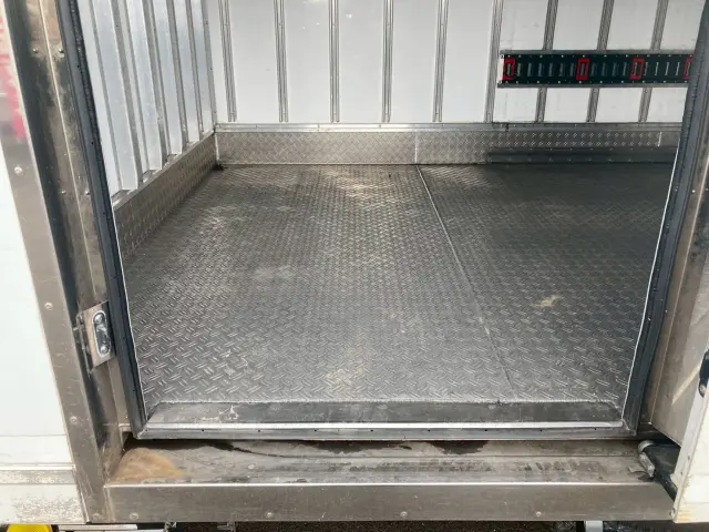 三菱 キャンター TPG-FEB50(2WD)の写真9