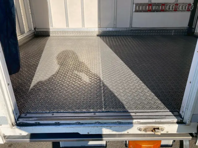 いすゞ エルフ 2RG-NPR88AN(2WD)の写真9