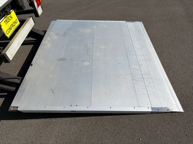 いすゞ エルフ TRG-NMR85N(2WD)の写真15