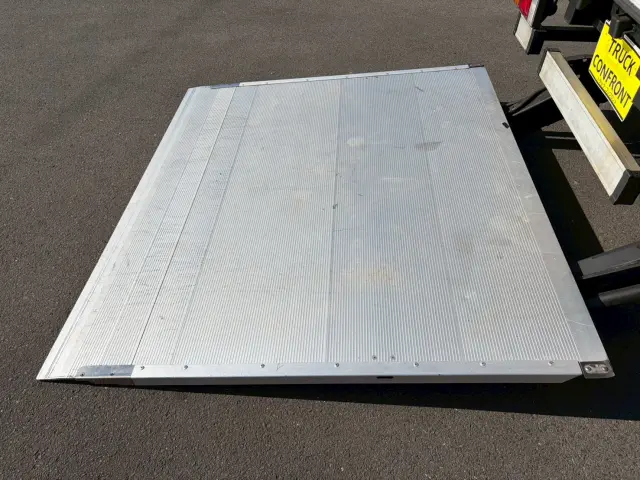 いすゞ エルフ TRG-NMR85N(2WD)の写真16