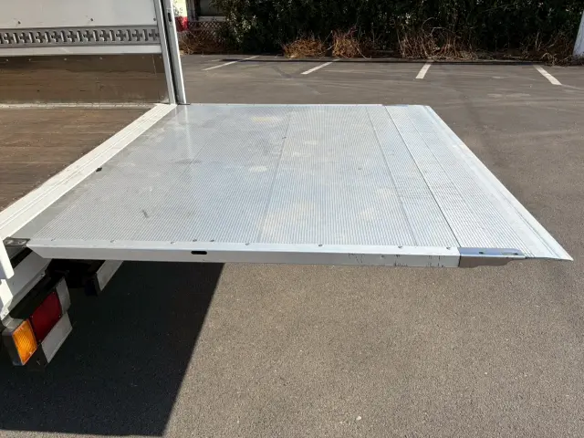 いすゞ エルフ TRG-NMR85N(2WD)の写真18