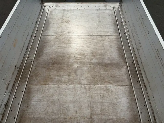 いすゞ エルフ BKG-NJR85AN(2WD)の写真16