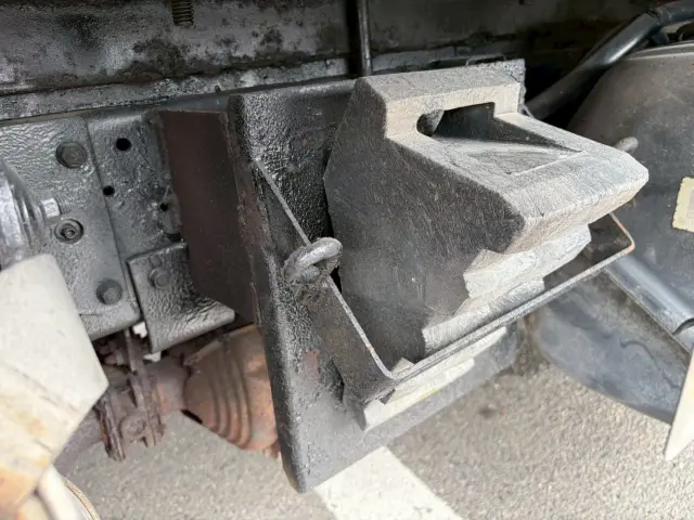 いすゞ エルフ BKG-NJR85AN(2WD)の写真26