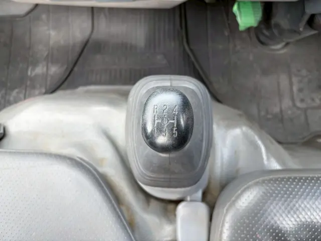 いすゞ エルフ BKG-NJR85AN(2WD)の写真39