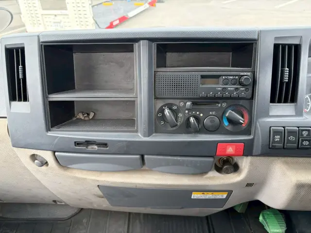 いすゞ エルフ BKG-NJR85AN(2WD)の写真43