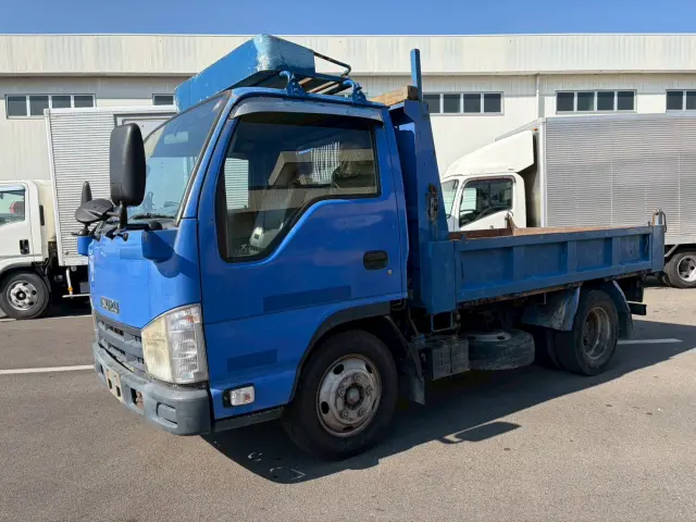 いすゞ エルフ BKG-NKR85AD(2WD)の写真2