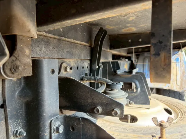 いすゞ エルフ BKG-NKR85AD(2WD)の写真17