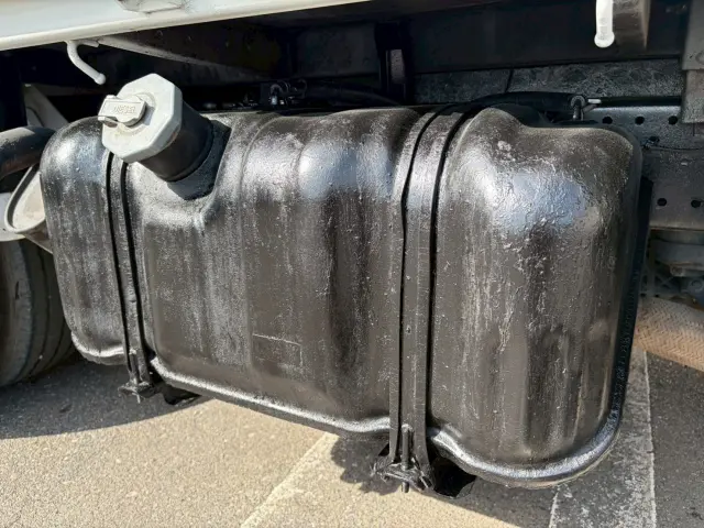 いすゞ エルフ BKG-NKR85AD(2WD)の写真23