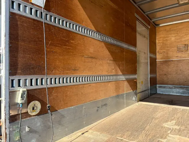 いすゞ エルフ BKG-NMR85AN(2WD)の写真16