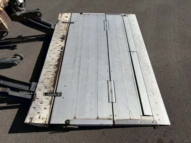 いすゞ エルフ BKG-NMR85AN(2WD)の写真19