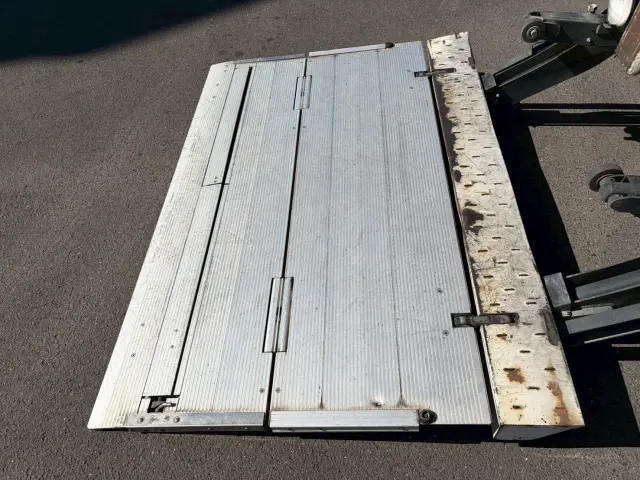 いすゞ エルフ BKG-NMR85AN(2WD)の写真21