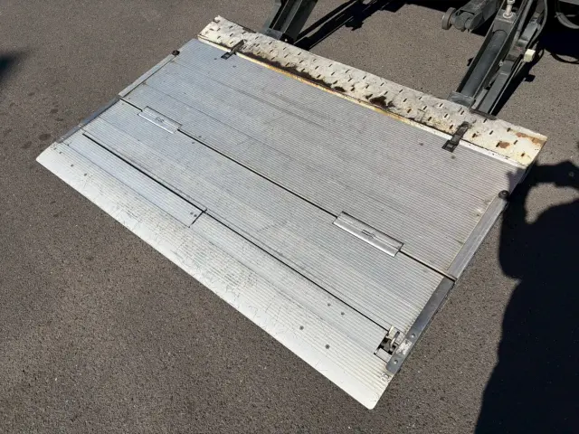 いすゞ エルフ BKG-NMR85AN(2WD)の写真22