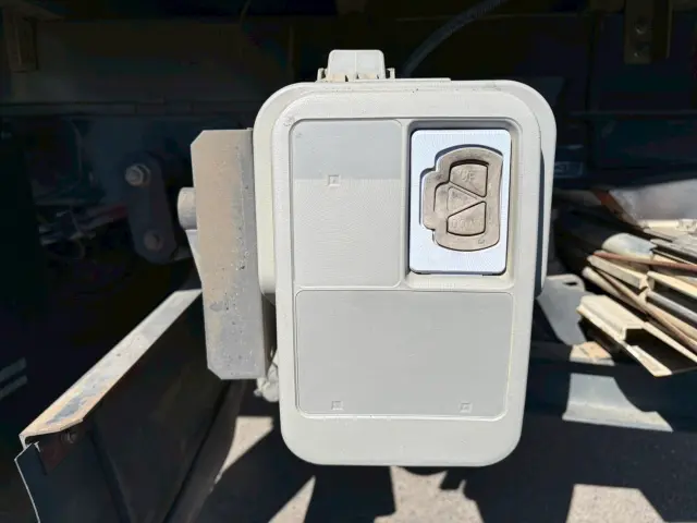 いすゞ エルフ BKG-NMR85AN(2WD)の写真32