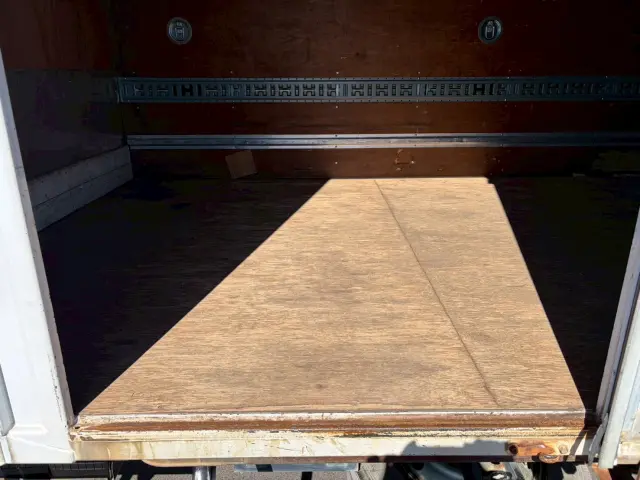 いすゞ エルフ BKG-NPR85AN(2WD)の写真9