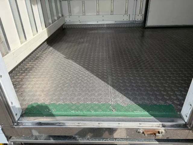 いすゞ エルフ TPG-NPR85AN(2WD)の写真9