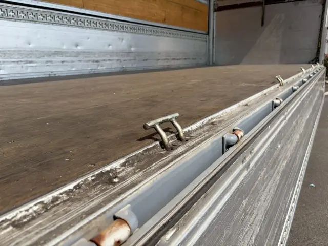 いすゞ フォワード TKG-FRR90T2(2WD)の写真22