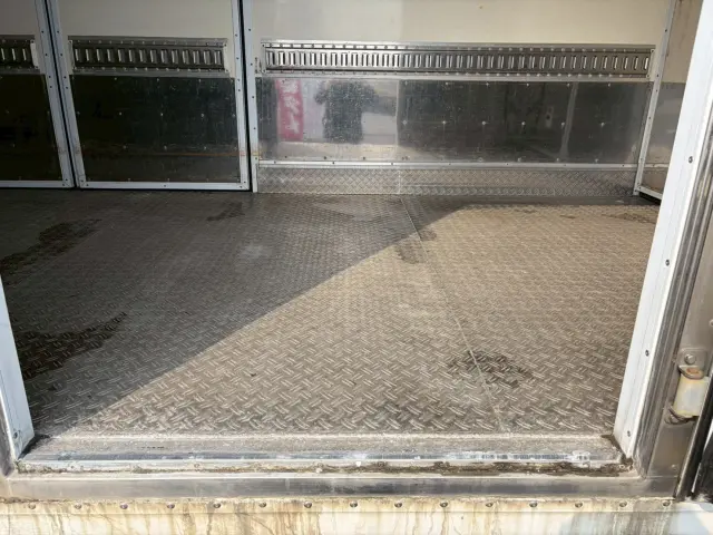 いすゞ エルフ BKG-NPR85AN(2WD)の写真9