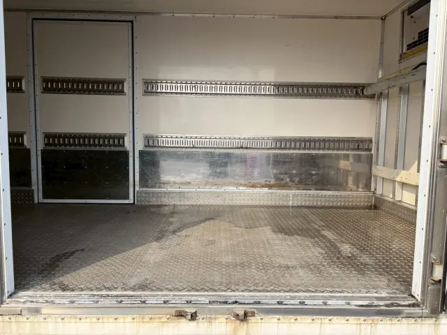 いすゞ エルフ BKG-NPR85AN(2WD)の写真13