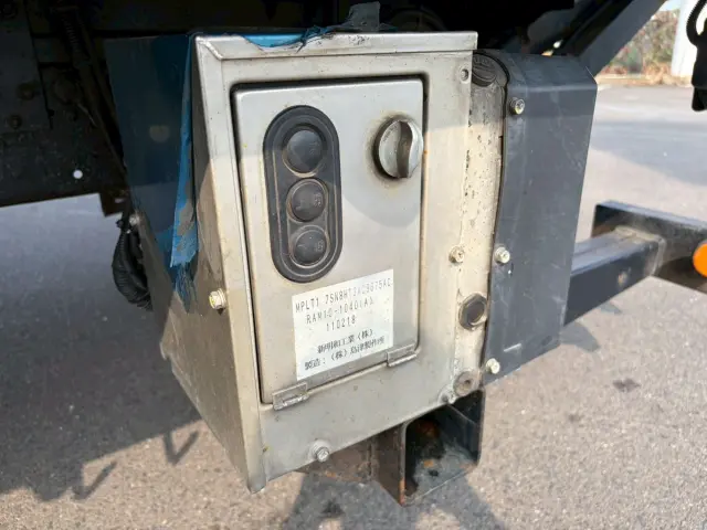 いすゞ エルフ BKG-NPR85AN(2WD)の写真27