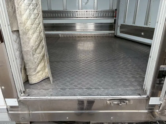 いすゞ エルフ TPG-NPR85N(2WD)の写真9