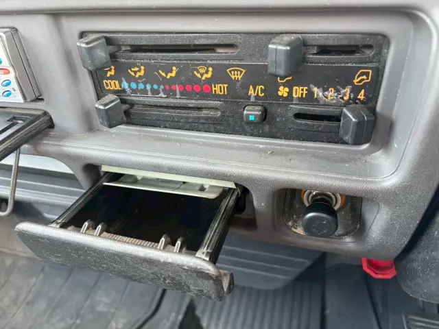 いすゞ エルフ KR-NKR81EA(2WD)の写真46