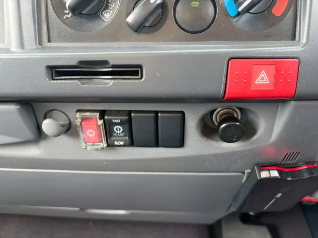 いすゞ エルフ TPG-NLR85AN(2WD)の写真44