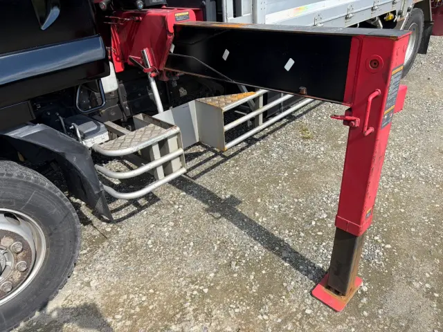 いすゞ フォワード LKG-FTR90T2(2WD)の写真11