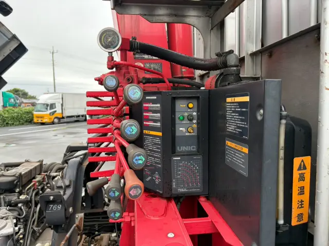 いすゞ フォワード LKG-FTR90T2(2WD)の写真13