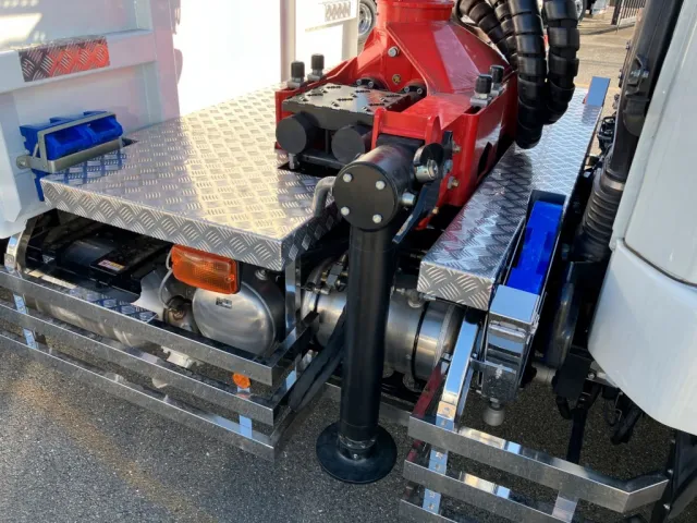 踊り場はアルミ縞板です。|三菱 ファイター 2KG-FK62FZの写真27