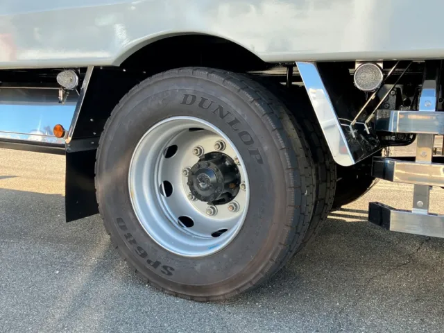 リヤフェンダーはステンレス製です。ホイールは鉄製です|三菱 ファイター 2KG-FK62FZの写真29